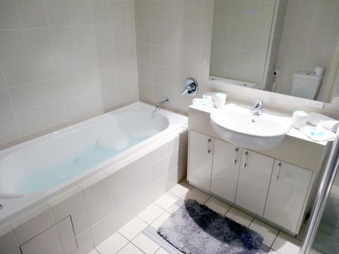 Waterfront Resort Villa With Buggy - Accommodation Australia 10