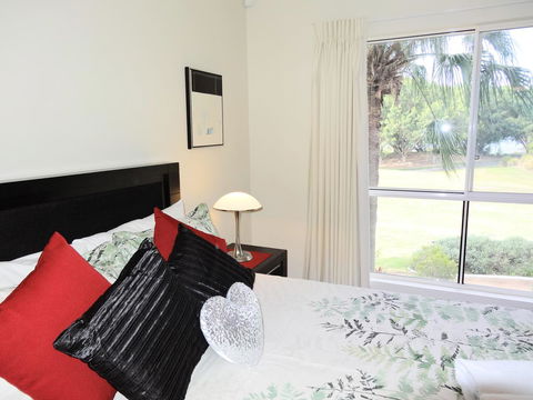 Waterfront Resort Villa With Buggy - Accommodation Australia 11