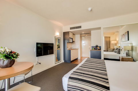 Central Cosmo Apartment Hotel - Accommodation Australia 4