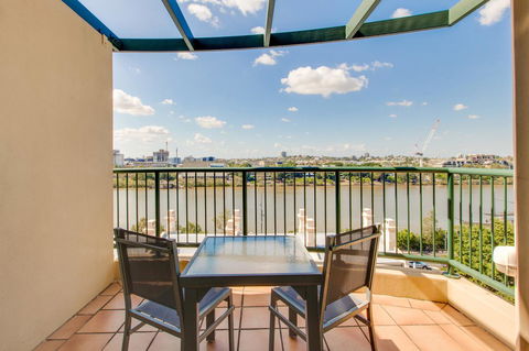 Central Cosmo Apartment Hotel - Accommodation Australia 24