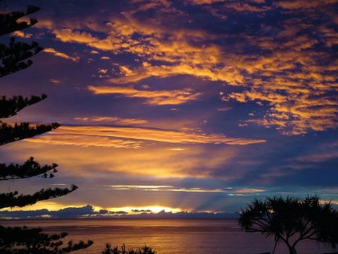 Burleigh Beach Tower - Australia Shopping 13