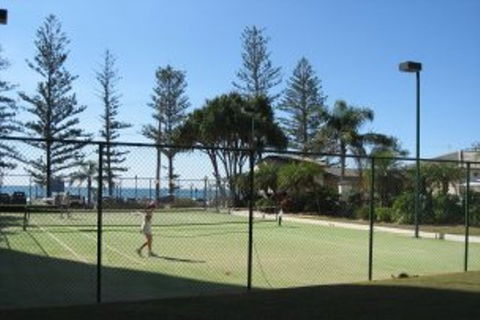 Burleigh Beach Tower - Australia Shopping 10