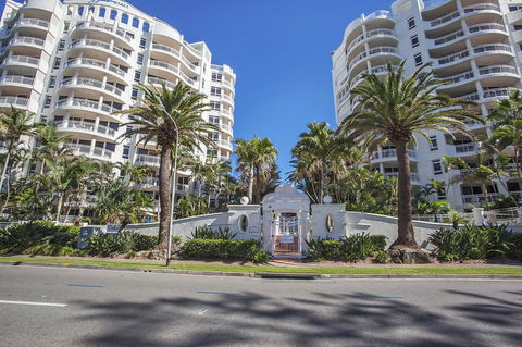 ULTIQA Burleigh Mediterranean Resort - Accommodation Australia 19