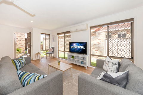 Waterfront Theme Park Getaway - Accommodation Australia 1