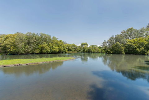 Waterfront Theme Park Getaway - Accommodation Australia 24