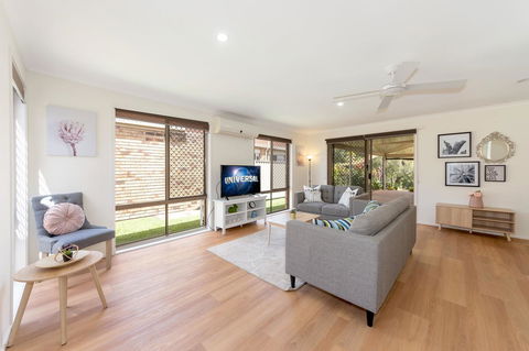 Waterfront Theme Park Getaway - Accommodation Australia 2