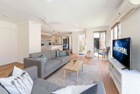 Waterfront Theme Park Getaway - Accommodation Australia 3