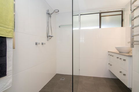 Tropical Reef Apartments - Accommodation Australia 9