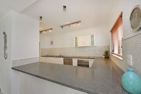 Tropical Reef Apartments - Accommodation Australia 21