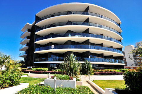Ambience On Burleigh Beach - Australia Shopping 32