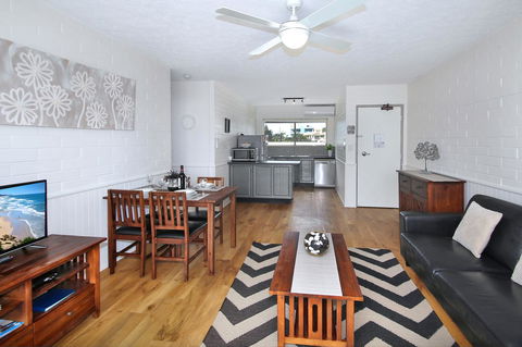 Surf Dance Apartments - Australia Shopping 6