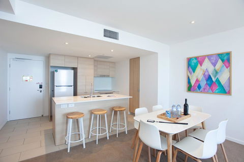 High Floor Ocean View Suites Broadbeach - Accommodation Australia 8