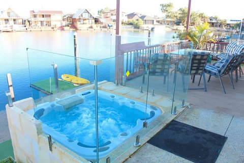 Waterside Resort Style - Accommodation Australia 0