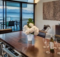 Waves 3 Luxury 3 Bedroom Endless Ocean Views Central Location  Buggy - Accommodation Australia