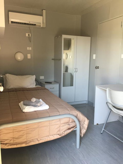 Wellshot Hotel - Australia Shopping 1