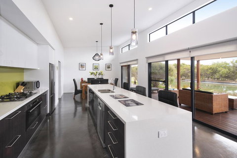 Wharfedale - Australia Shopping 3