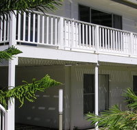 Wonky Pine Beach House NARRWALLEE- 4 bedroom - Accommodation Australia