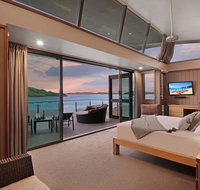 Yacht Club Villa 33 - Serenity - 4 Bedroom 4 Bathroom House Ocean Views 2 Buggies - Accommodation Australia