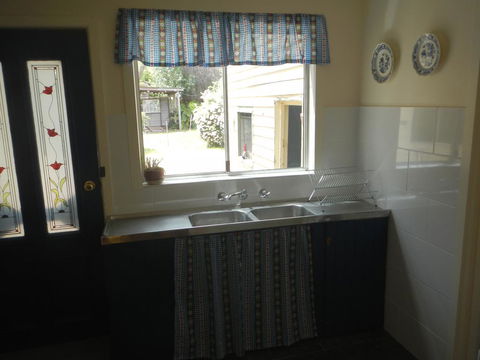 Yarram Cottage: Art And Accommodation - Accommodation Australia 2