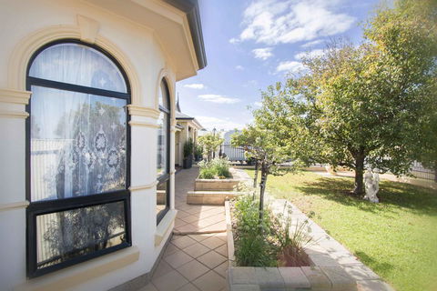 Yellow Rose Cottage - Australia Shopping 2