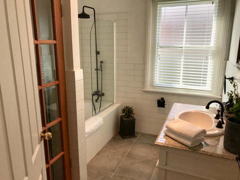 YSG The Edward Townhouse 153 - Walk To Town - Local Tourism 2