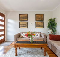 Spacious Bungalow5min walk to station5min to Box HillWiFiParking - Accommodation Australia