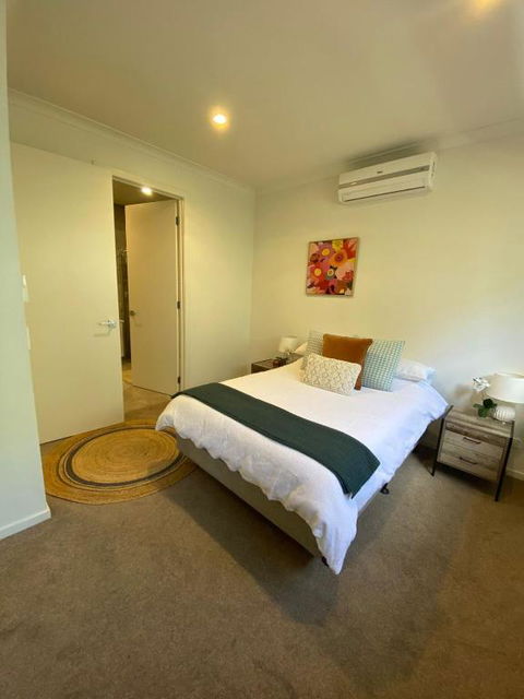 2Bedroom Tranquil Townhouse CLOSE TO CITY & AIRPORT - Accommodation Australia 1