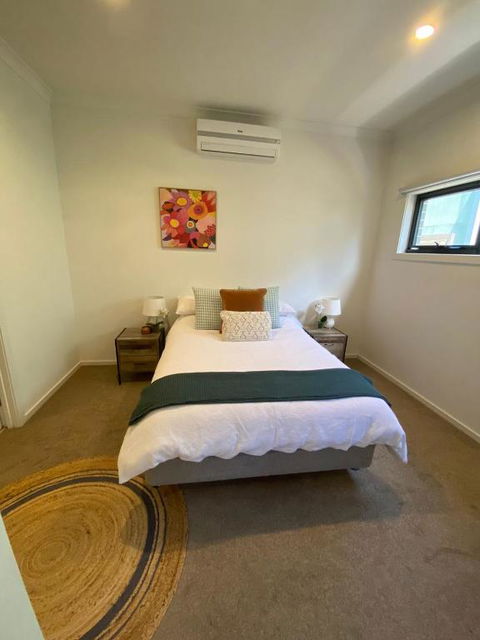 2Bedroom Tranquil Townhouse CLOSE TO CITY & AIRPORT - Accommodation Australia 2