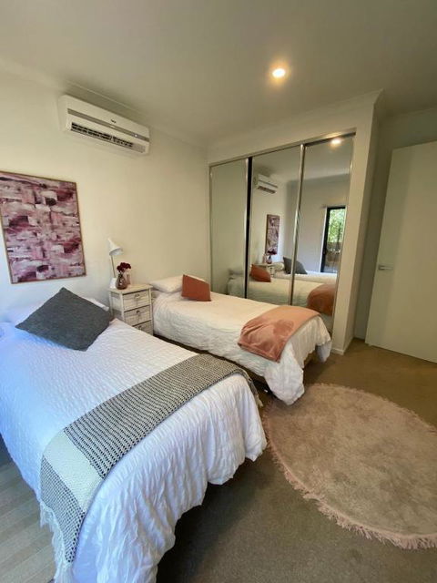 2Bedroom Tranquil Townhouse CLOSE TO CITY & AIRPORT - Accommodation Australia 3
