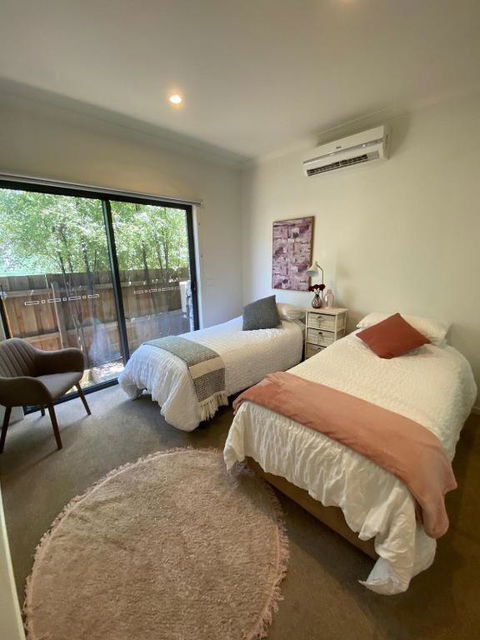 2Bedroom Tranquil Townhouse CLOSE TO CITY & AIRPORT - Accommodation Australia 4