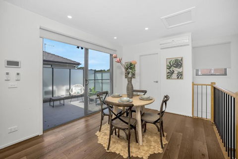 2Bedroom Tranquil Townhouse CLOSE TO CITY & AIRPORT - Accommodation Australia 0