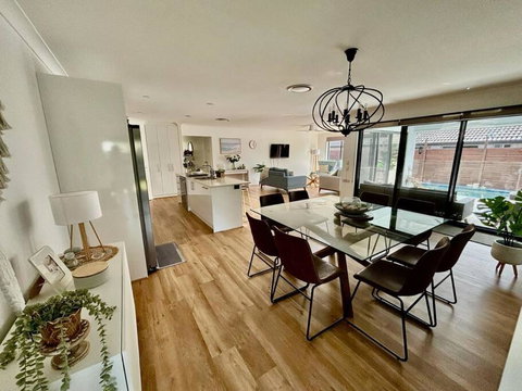 3 Bed Modern Home, Spacious Oasis & Pool - Accommodation Australia 1