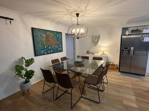 3 Bed Modern Home, Spacious Oasis & Pool - Accommodation Australia 4