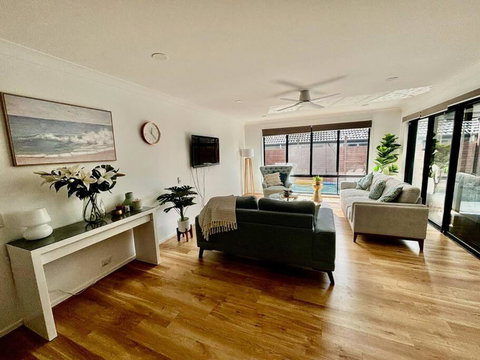 3 Bed Modern Home, Spacious Oasis & Pool - Accommodation Australia 0