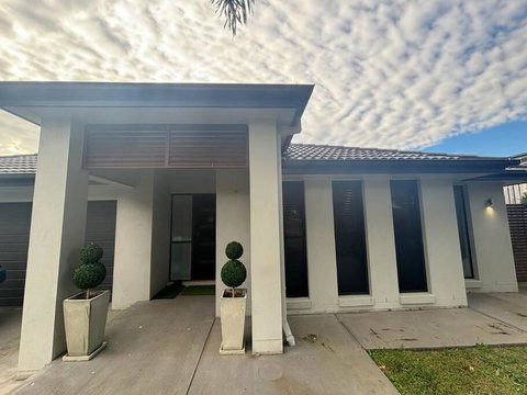 3 Bed Modern Home, Spacious Oasis & Pool - Accommodation Australia 2