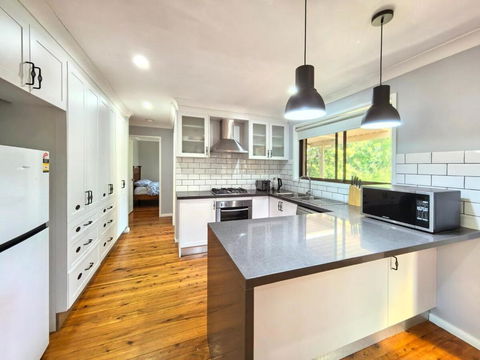 3-BR House Close To Bella Vista & Norwest Express Bus To CBD Free Parking & Wifi - Accommodation Australia 0