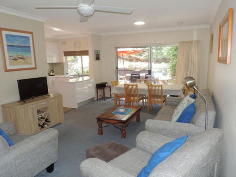 Adriana 3 Unit With A Backyard - Accommodation Australia 2