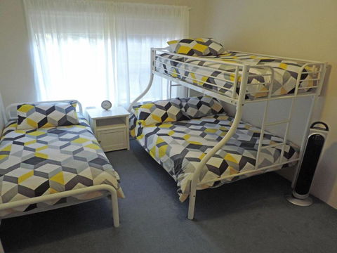 Adriana 3 Unit With A Backyard - Accommodation Australia 4