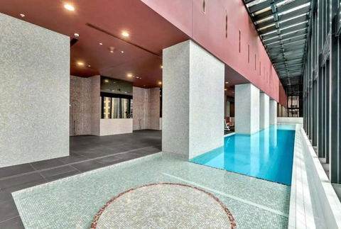 A Chic 2BR Apt Near Melbourne CBD W FREE Parking - Local Tourism 2