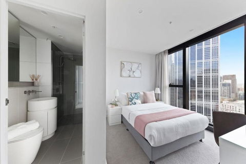 A Chic 2BR Apt Near Melbourne CBD W FREE Parking - Local Tourism 3