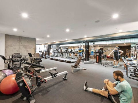 A Chic 2BR Apt Near Southern Cross, With Secure Parking - Local Tourism 3