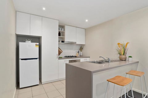 A Comfy & Cozy 2BR Apt Near Flemington Races - Accommodation Australia 4