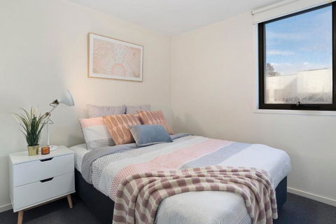 A Comfy & Cozy 2BR Apt Near Flemington Races - Accommodation Australia 3