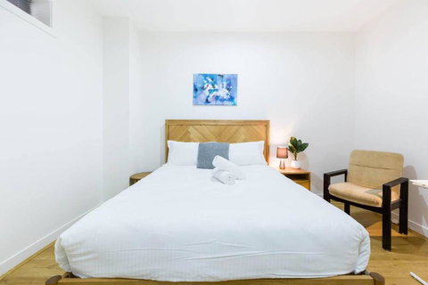 A Coveted Collins Street Pad With Parking - Accommodation Australia 1