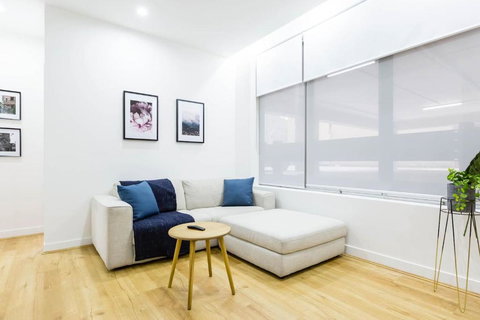 A Coveted Collins Street Pad With Parking - Accommodation Australia 0