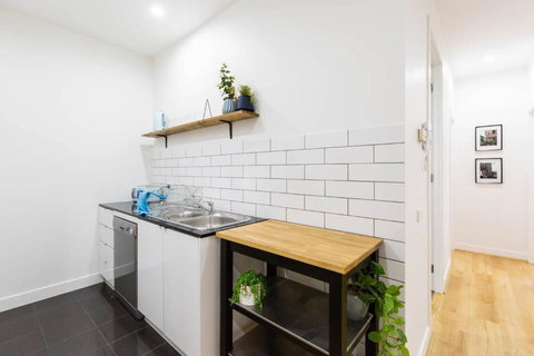 A Coveted Collins Street Pad With Parking - Accommodation Australia 3