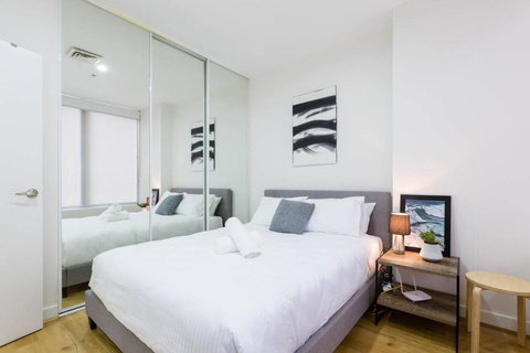 A Coveted Collins Street Pad With Parking - Accommodation Australia 4