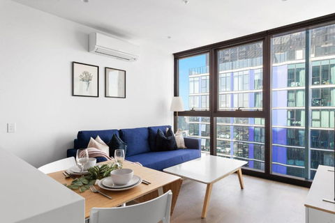 A Cozy & Comfy 2BR Apt Up In The Clouds Near CBD - Accommodation Australia 3