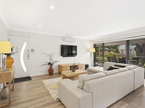 A Homely House 6 Mistral Close - Accommodation Australia 2