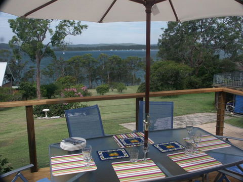 A LAKEHOUSE ESCAPE - A Waterfront Reserve On Shores Of Lake Macquarie - Accommodation Australia 1